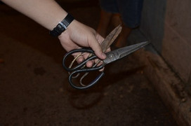 Thợ cắt tóc dùng kéo đâm kẻ trêu ghẹo bạn gái