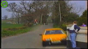 Phóng viên bình thản tác nghiệp sau khi chết hụt