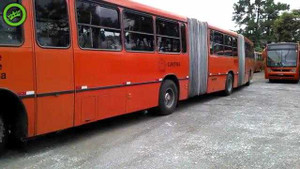 Nín thở xem xe buýt siêu dài 'lùi vào chuồng'