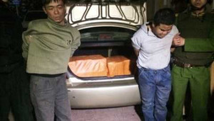 Bắt hai đối tượng vận chuyển 200 bánh heroin