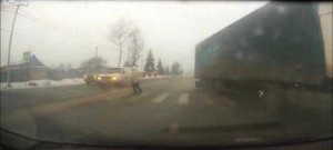 Bà lão qua đường một cách may mắn