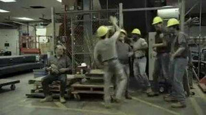 Cười vỡ bụng với chiêu trò của những công nhân vui tính