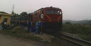 Tàu trật bánh trong đêm, hàng trăm hành khách 'nhảy' taxi về quê
