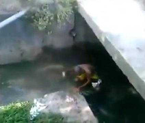 Trổ tài đi trên ống, ngã xuống cống thảm hại