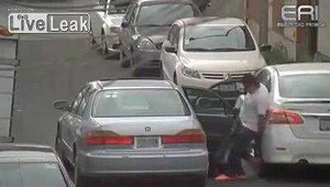 Liều lĩnh tháo trộm lốp ô tô trên phố