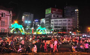 TP.HCM tắc nghẽn bởi biển người đi xem pháo hoa giao thừa