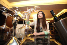 Nghề lạ 'ngủ thử khách sạn' không sướng như vẫn tưởng