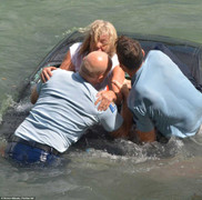 Phút giây cảnh sát cứu người bị nạn trong chiếc xe đang chìm