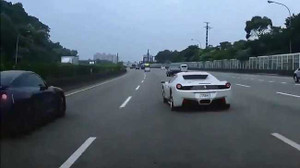 Ferrari phóng nhanh, tạt đầu khiến Nissan GT-R gặp nạn