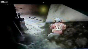 Clip: Máy xúc đổ, anh công nhân thoát chết thần kỳ