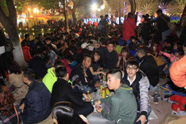 Video: Người Hà Nội chen chân xem pháo hoa giao thừa