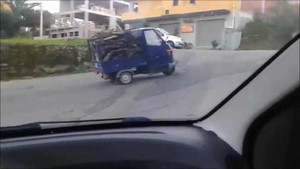 Chết cười với pha lên dốc của xe tải