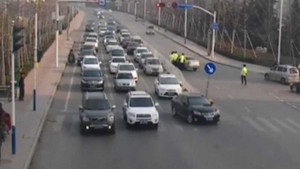 6 cảnh sát khổ sở bắt gã say lái xe làm loạn trên phố