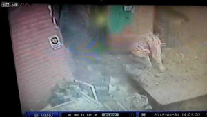 Máy xúc gặp nạn, công nhân thoát chết hy hữu