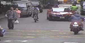 Va chạm trên đường ngã đập đầu vào ô tô