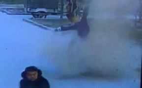 Nghịch pháo, cậu bé 5 tuổi bị hất tung lên trời