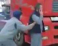 Bị chơi khăm khi mải gọi điện thoại