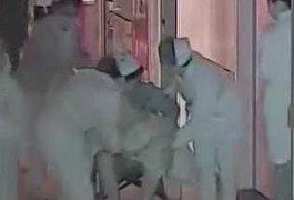 Em bé bị đẻ rơi trên xe đẩy bệnh viện