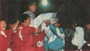 Bóng đá Việt: 'Tái cơ cấu' để tự cứu mình