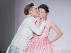 Lý Quí Khánh hôn Tuyết Lan trên sàn diễn