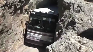 Lái xe buýt đỉnh cao, đi xuyên qua khe núi hẹp