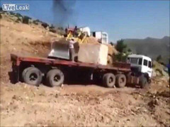 Đá trôi đè bẹp ca bin xe tải