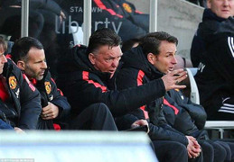Man Utd lại thua: Van Gaal vẫn đau đầu chơi khổ nhục kế?