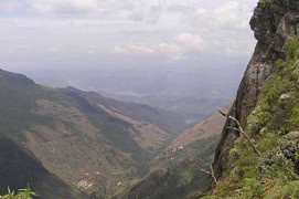 Chú rể sống sót sau khi ngã xuống vách núi cao 1.2km