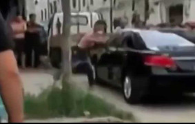 Dùng tay không đập kính lôi bạn gái ra khỏi xe