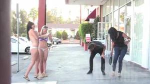 Pha hắt hơi khiến 2 cô gái mất váy áo