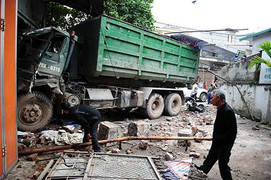 Hà Nội: Xe tải lao vào nhà dân, 6 người bị thương