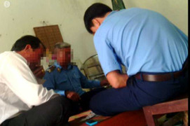 Phó chánh văn phòng huyện đánh bạc cùng thanh tra giao thông