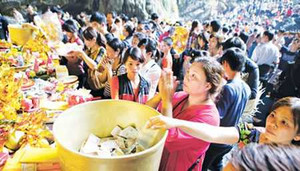 Video: Khai hội chùa Hương