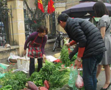 Chợ cóc giá ‘tung hoành’, dân ngán ngẩm mua sắm đầu năm