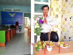 Cúng lễ mở hàng ngày đầu năm trên phố Sài Gòn