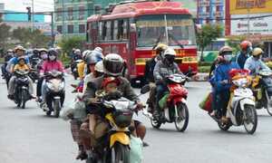 Mới mùng 4 Tết, người dân đã tất bật trở lại thành phố