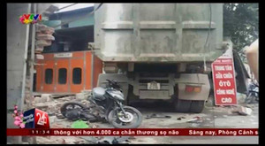 Video: Xe chở rác gây tai nạn liên hoàn, 8 người bị thương