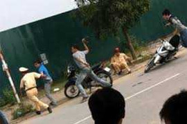 Clip: Bị dừng xe, dùng tuýp sắt tấn công CSGT