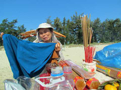 3 ngày vô vọng của gia đình 2 học sinh bị sóng biển cuốn mất tích