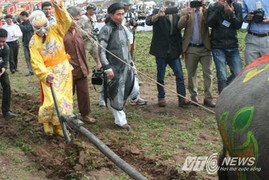 Về Hà Nam xem 'vua' xuống ruộng đi cày