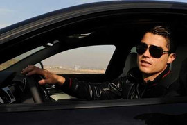 Ronaldo, Adebayor khoe siêu xe chục tỷ đồng