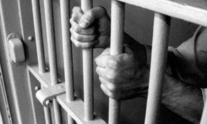 Phạm nhân gây rối, phá buồng biệt giam bất thành