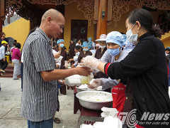 Hai vạn suất cơm chay ‘đãi khách’ ngày khai hội chùa Ba Vàng