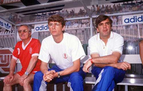 Lộ lí do Wenger không thể ngăn Wilshere hút thuốc, shisha