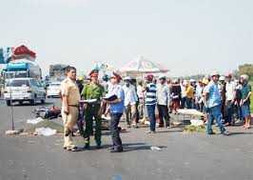 Xe máy đấu đầu xe khách, 2 người chết tại chỗ