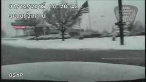 Xe mất lái, tài xế văng ra đường