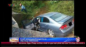 Clip: Lái xe lơ là, ô tô lao đầu xuống cống