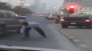 Video: Mưa tiền 17 tỷ đồng trút xuống làm náo loạn phố