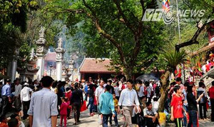 Hàng vạn du khách chen chân về Tây Thiên dịp đầu xuân