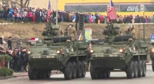 Video: Xe bọc thép Mỹ diễu hành sát biên giới Nga